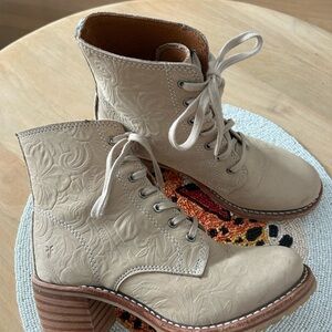 Frye Sabrina 6G Cream Lace-Up Floral Embossed Leather Ankle Boots
Sold out